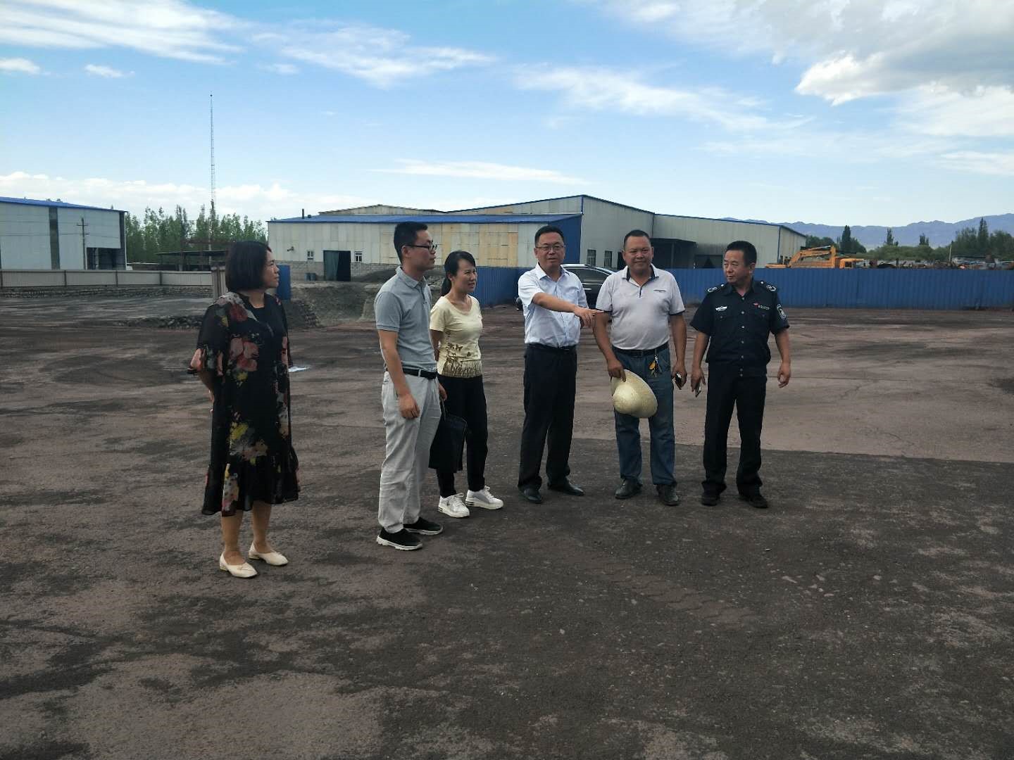 1720597403418 2018年蔡國斌(左二)在新疆調(diào)研當(dāng)?shù)孛夯ぎa(chǎn)業(yè)基地現(xiàn)狀