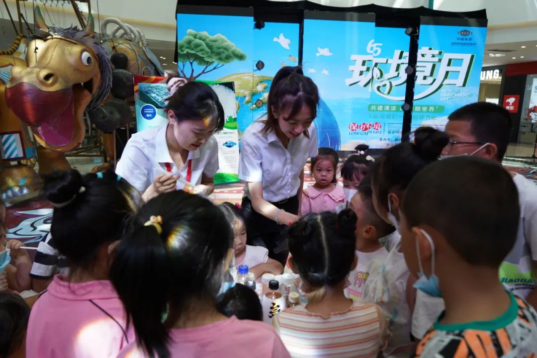 1720597941510 2022年6月3日,東華科技所屬東華天業(yè)公司聯(lián)合新疆建設(shè)兵團(tuán)第八師石河子市生態(tài)環(huán)境局在新疆萬達(dá)商場(chǎng)舉辦“共建清潔美麗世界”六五環(huán)境日公益宣傳活動(dòng)