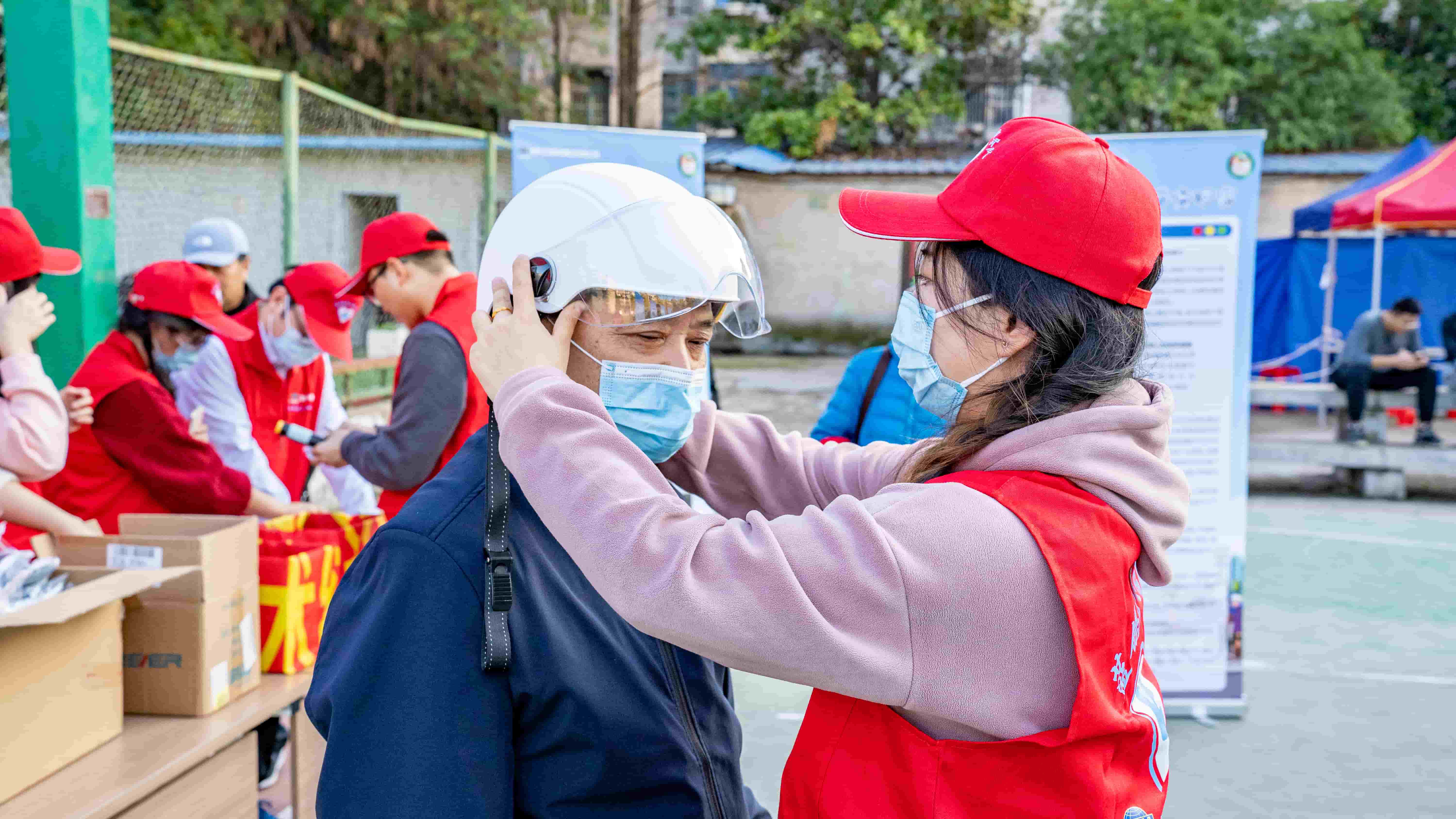 1720598022400 freecompress-2022年12月2日,藍鴿志愿隊走進社區開展“文明守法,平安回家”交通安全宣傳活動(1)