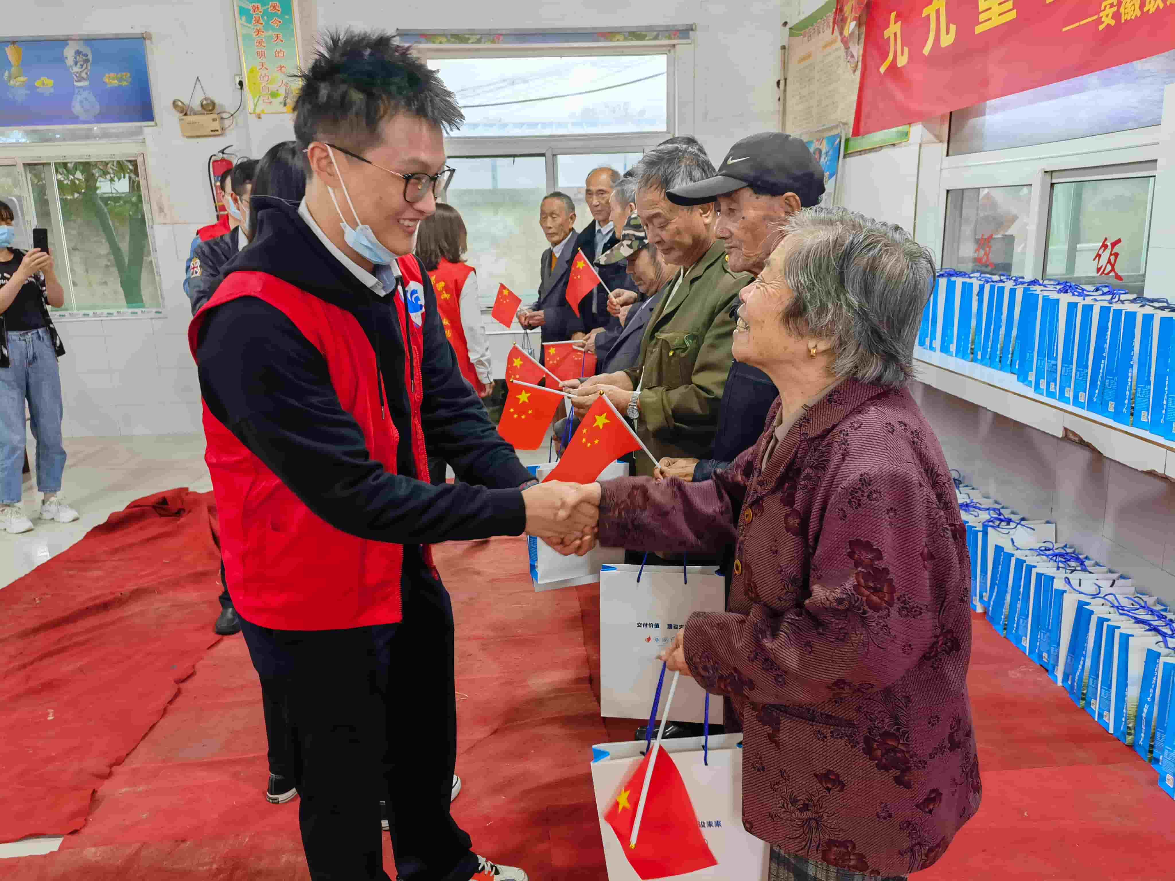 freecompress-2021年10月14日，正值重陽佳節，服務隊聯合多家駐皖央企前往肥西縣嚴店鄉五保供養服務中心，開展“九九重陽節，濃濃敬老情”主題活動。